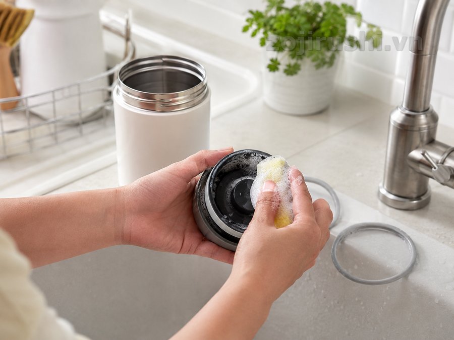 Cách vệ sinh cà men cơm Zojirushi và xử lý mùi ở gioăng nắp 2 Cách vệ sinh cà men cơm Zojirushi